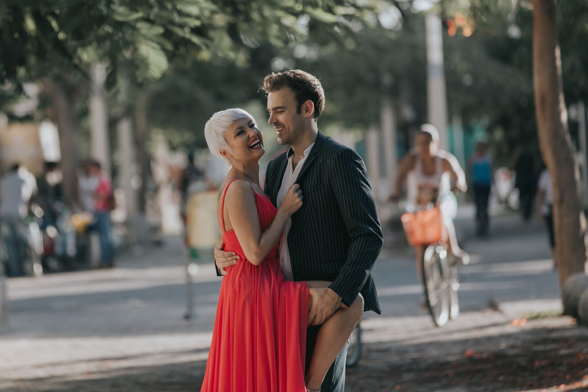 AlanHoldsGitasLegInEmbraceOnStreet