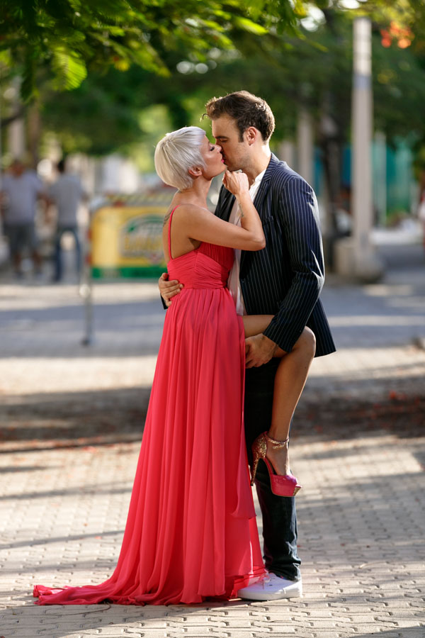 GitaAndAlanKissOnUrbanStreet