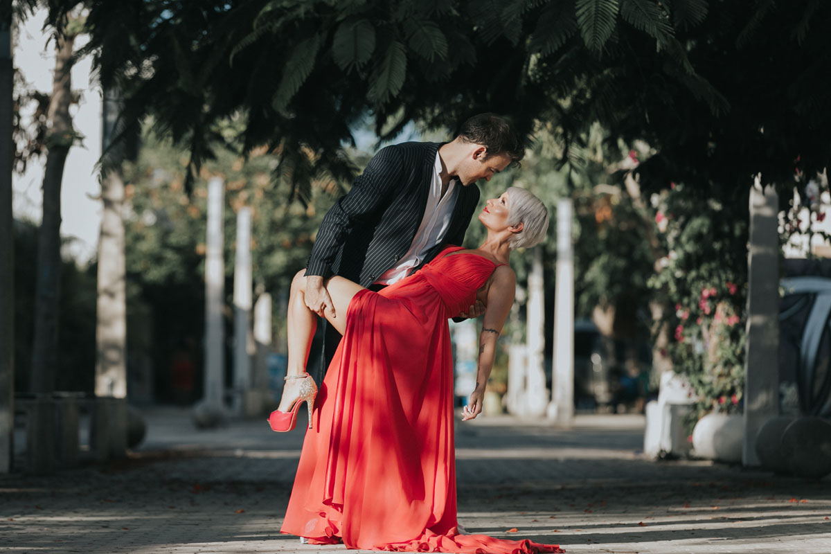 AlanDipsGitaOnUrbanStreet