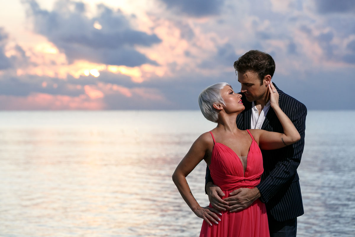 GitaAndAlanKissAtSunriseOnBeach