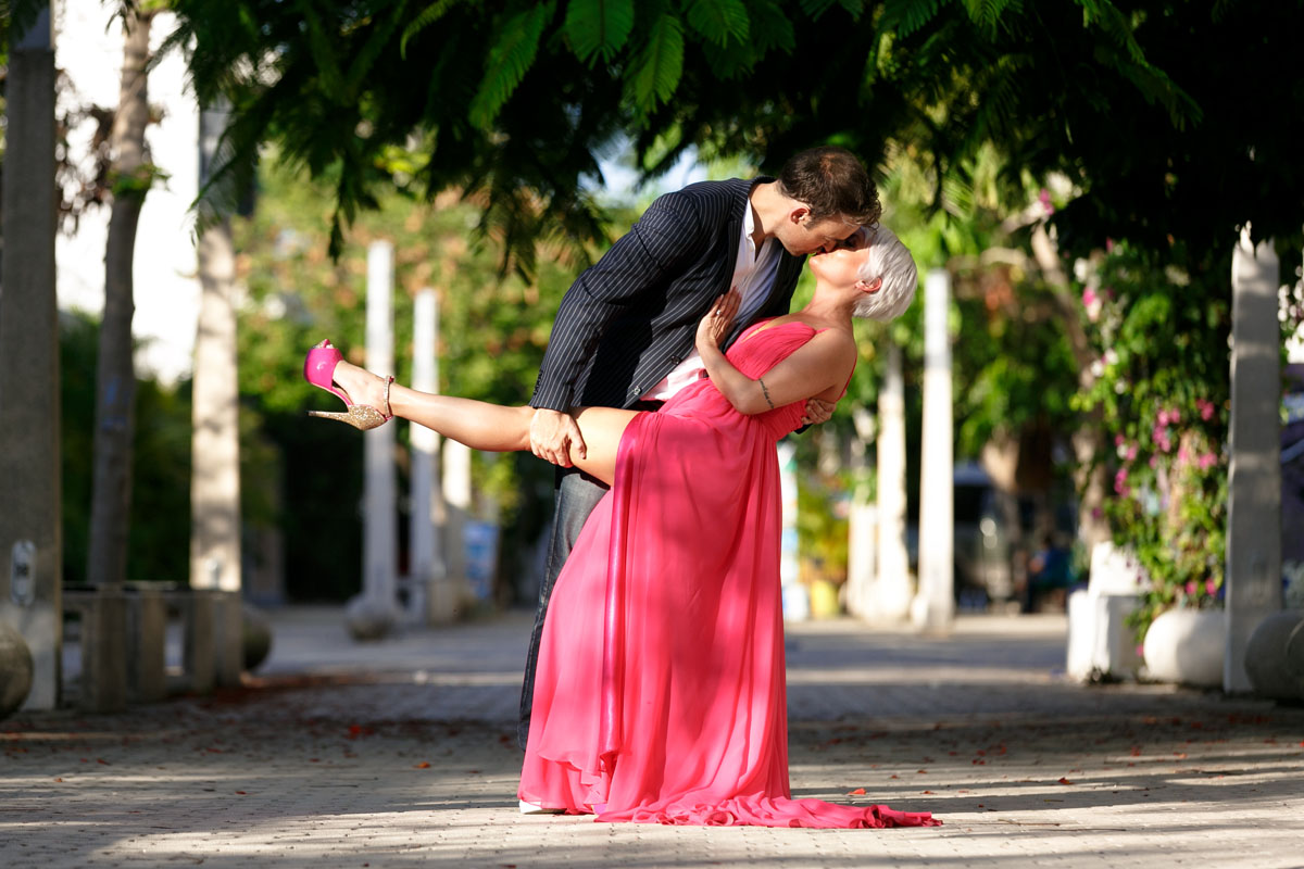 AlanDipsGitaInKissOnUrbanStreet