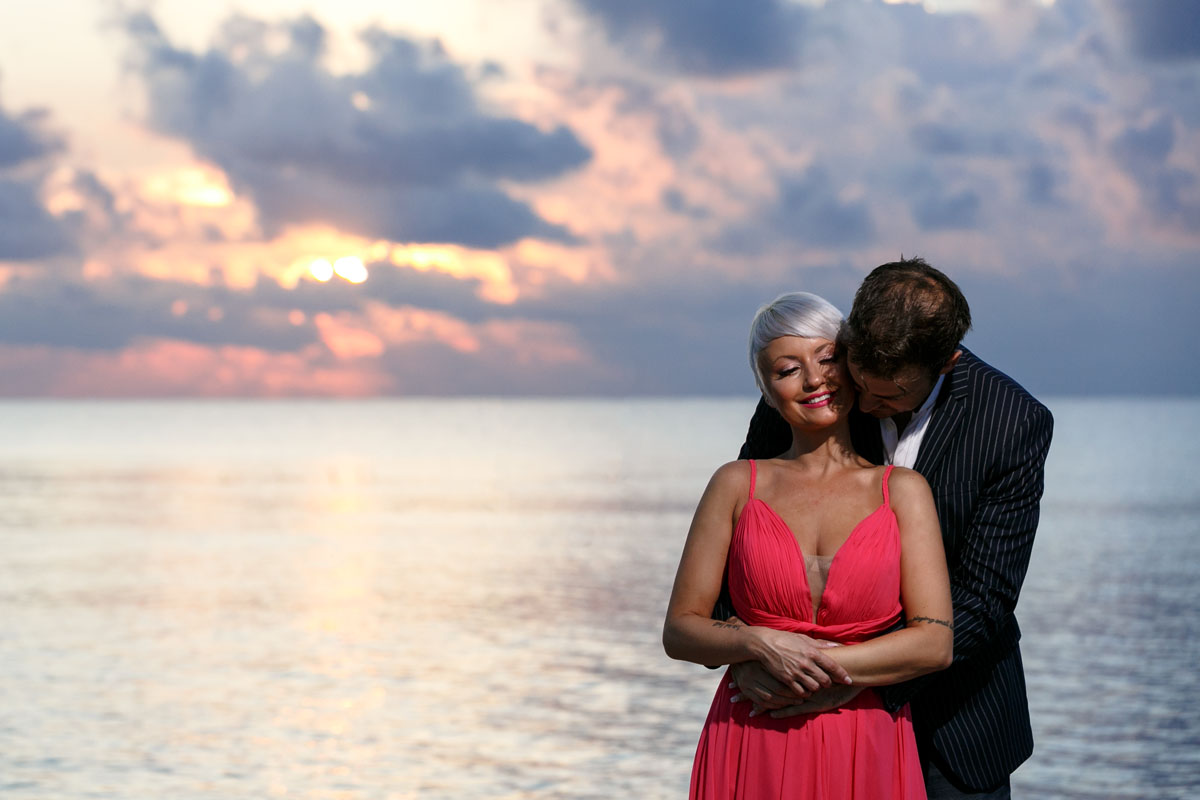 GitaAndAlanKissAtSunriseOnBeach