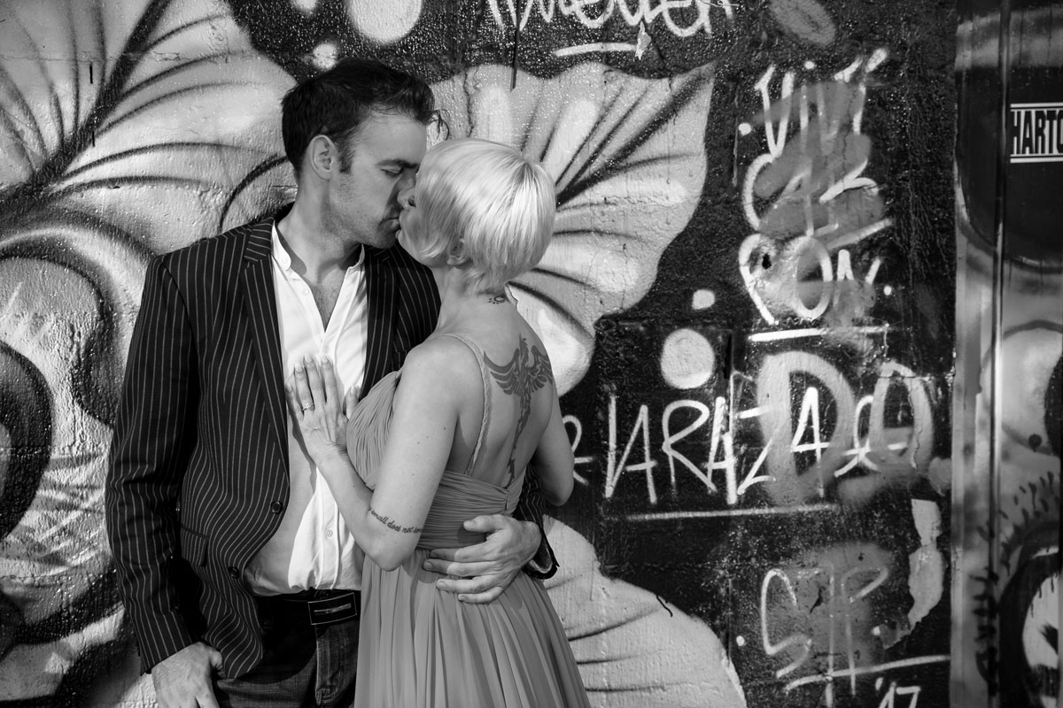 GitaAndAlanKissByGraffitiWall