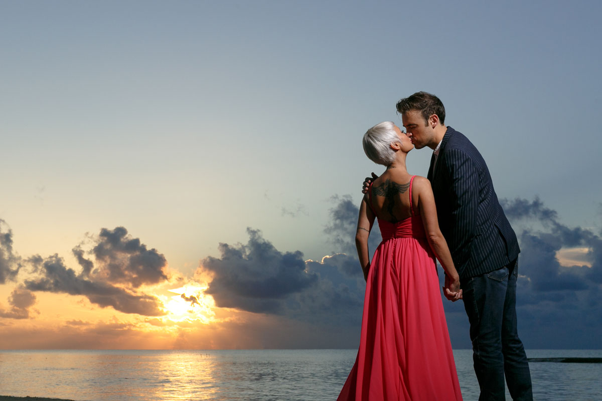 GitaAndAlanKissAtSunriseOnBeach