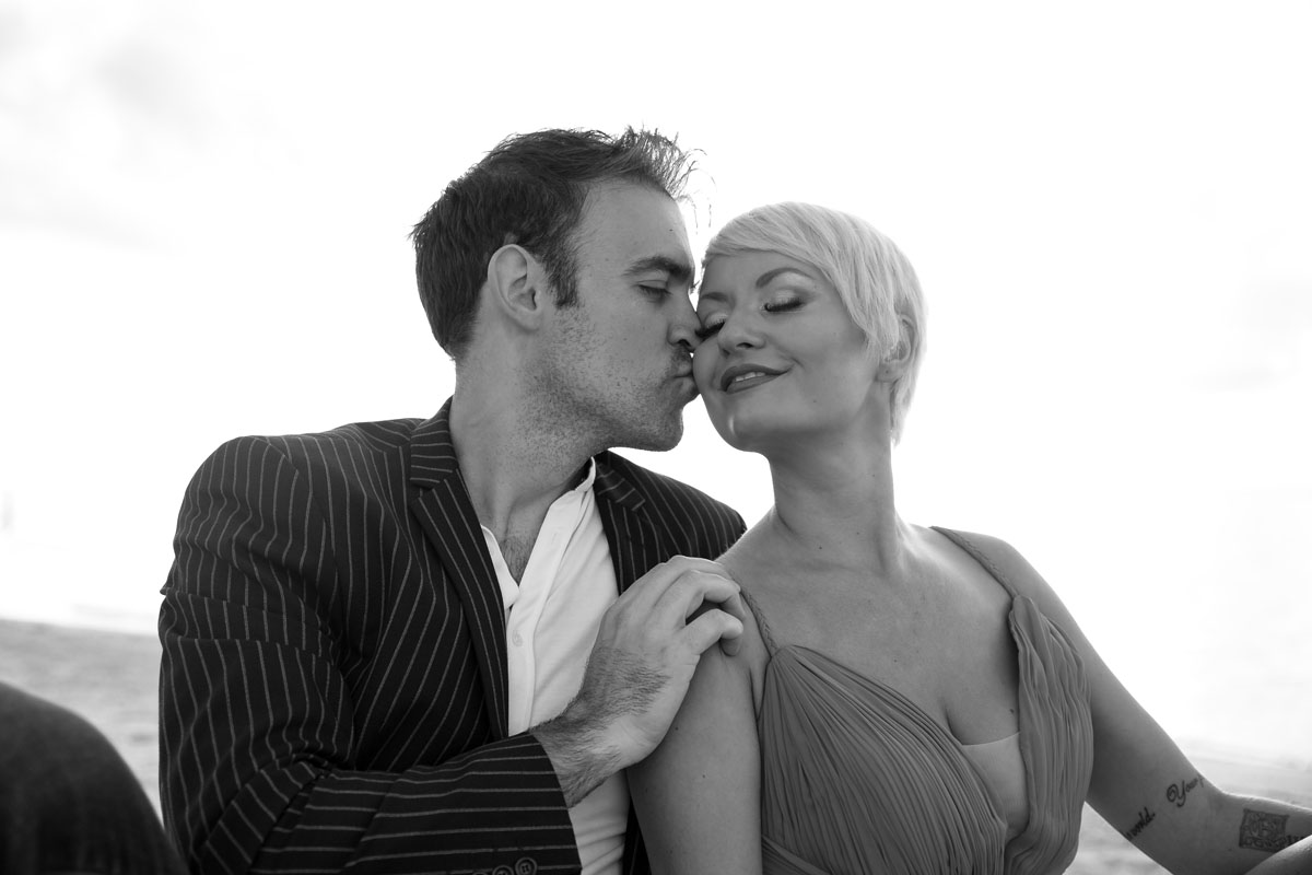 AlanKissesGitaOnBeachtAtSunrise