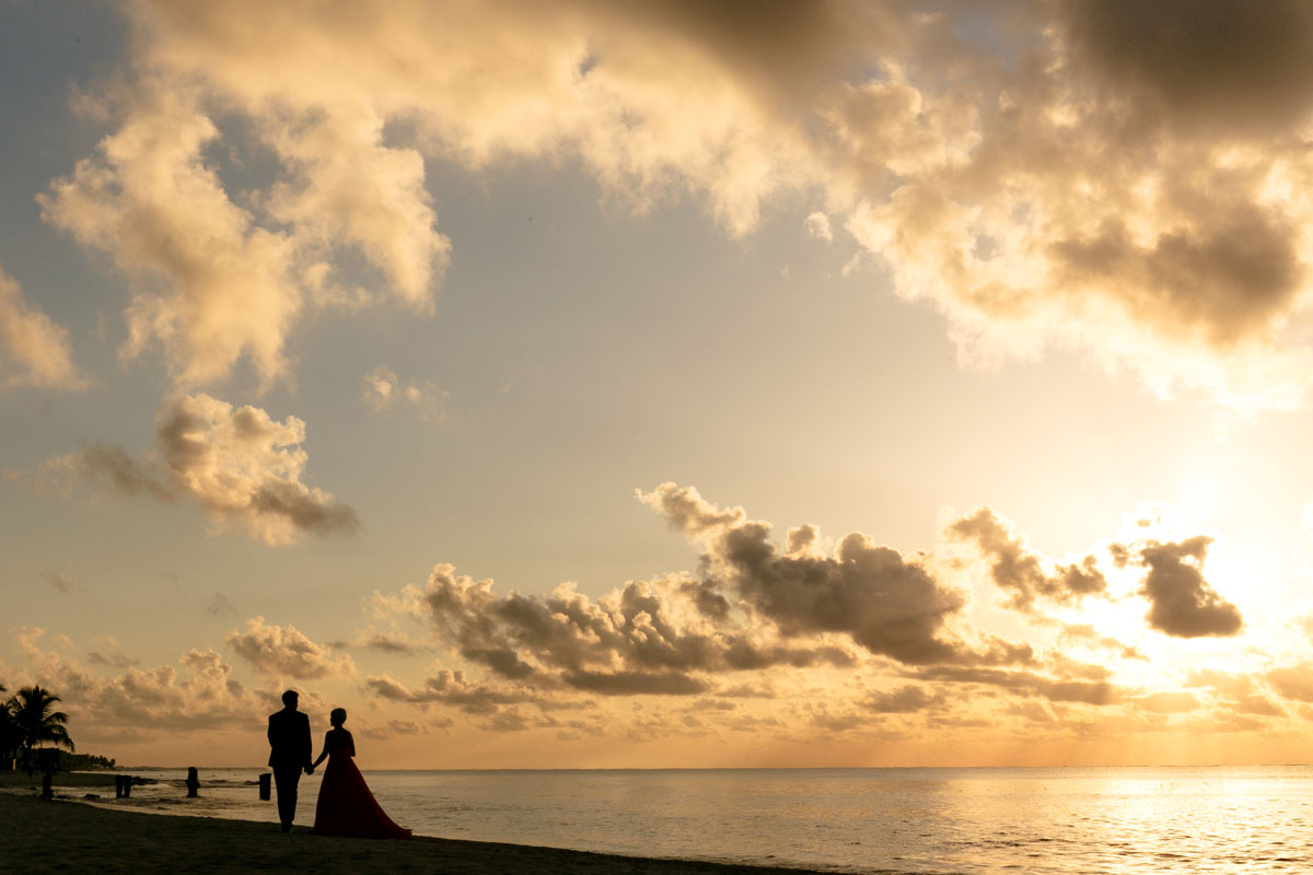 GitaAndAlanShilouettedBySunriseOnBeachwalk