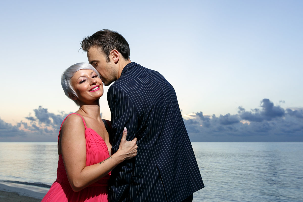 GitaHoldsAlanOnBeachtAtSunrise