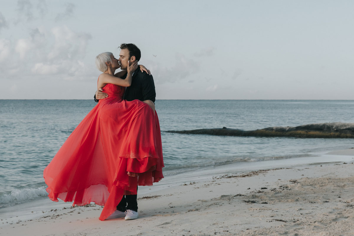 AlanHoldsGitaInHisArmsForAKiss