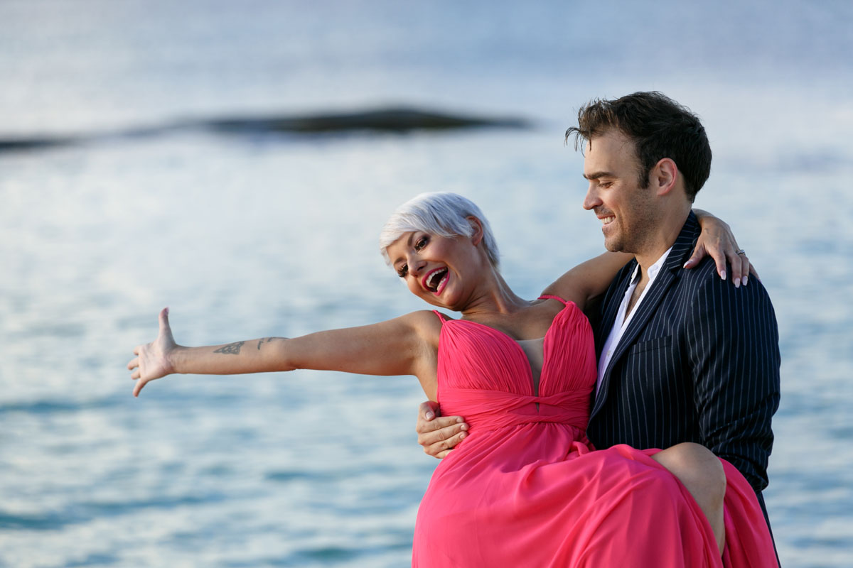 AlanTwirlsGitaInHisArmsOnBeach