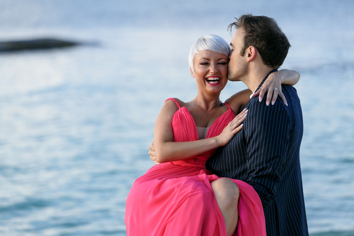 AlanHoldsGitaInHisArmsForAKiss