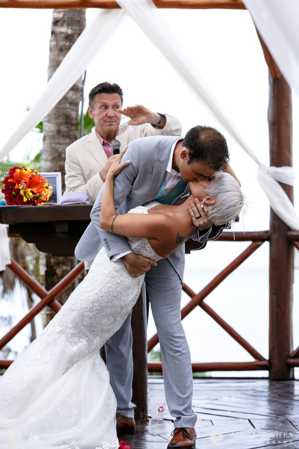 AlanDipsGitaForFirstNewlywedKiss