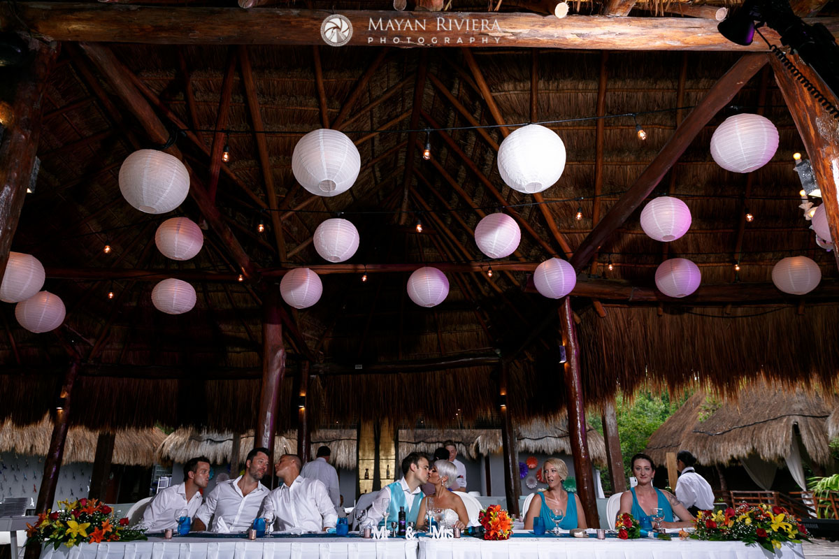 NewlywedsKissAtHeadTable