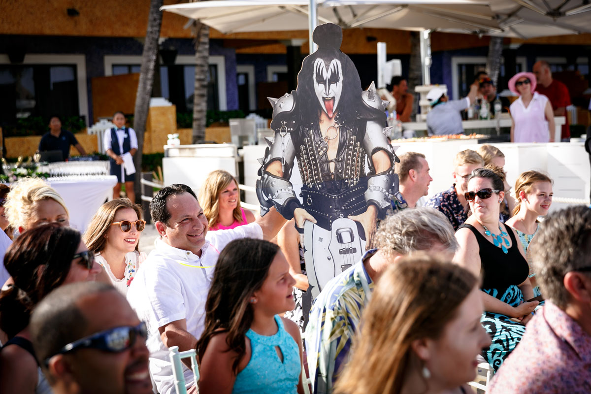 CardboardKissSingerJoinsWeddingGuests