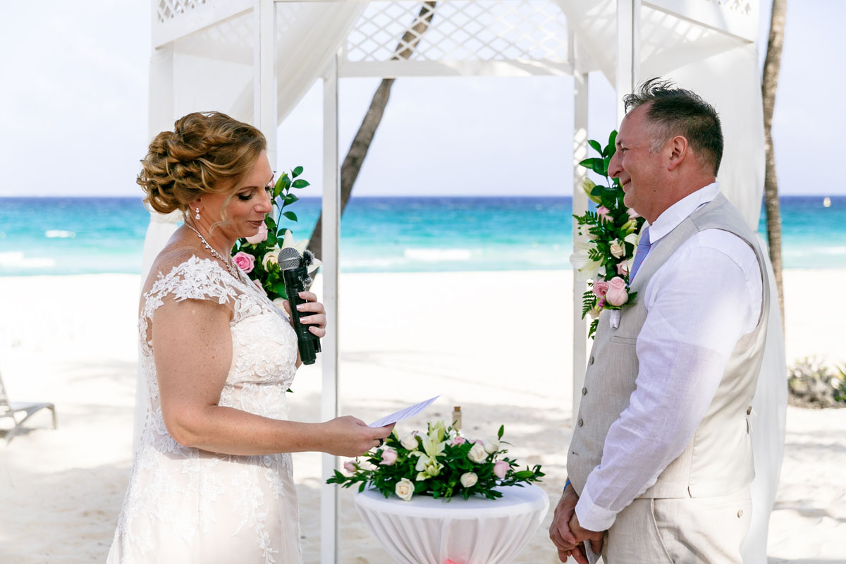 BrideReadsVowsAtCeremony