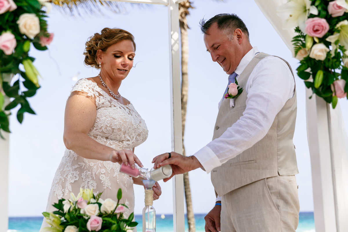 WeddingCouplePourSandCeremony