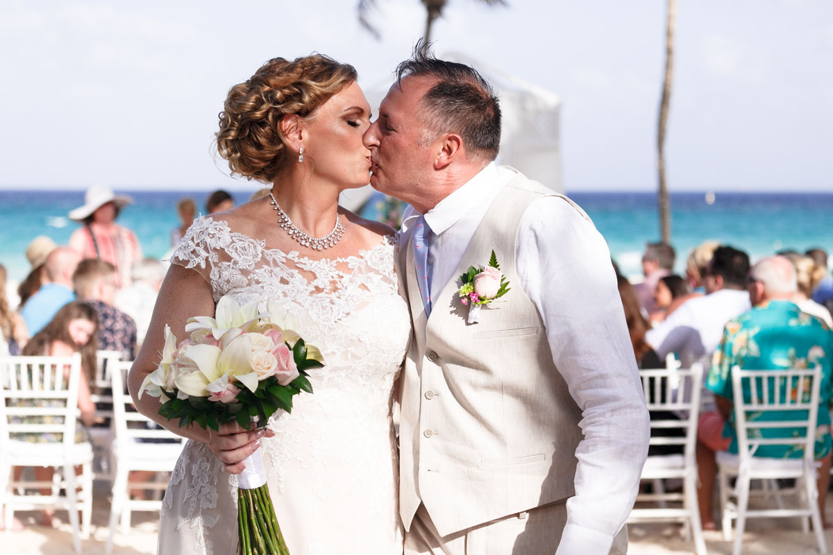 HappyNewlywedsKissAfterWalkingOut