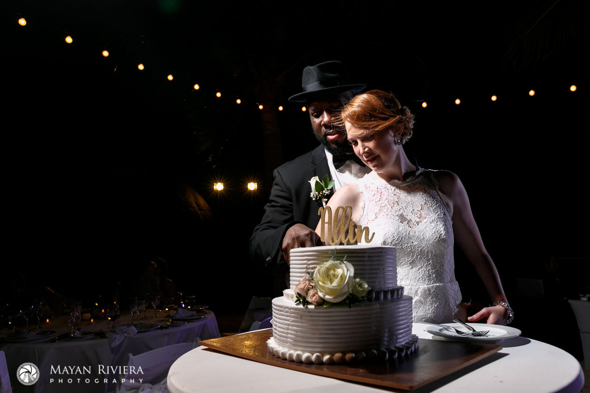 NewlywedsCutCake