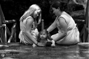 SaraHelpsMomWithLilSister