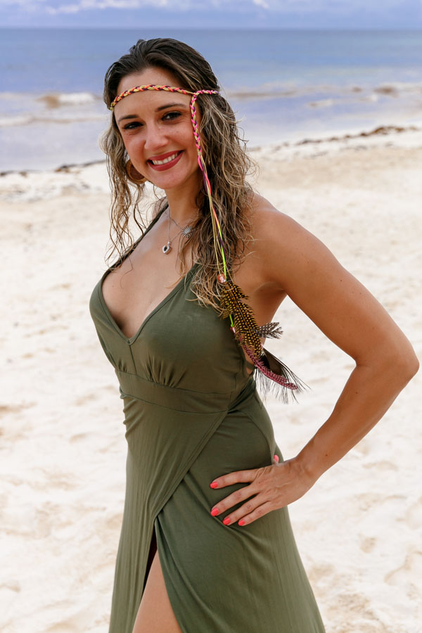 GirlPosesOnBeach