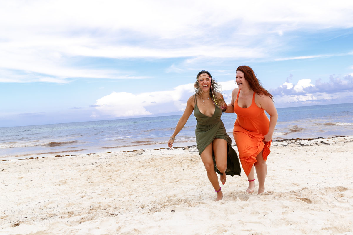 2GirlsRunOnBeach