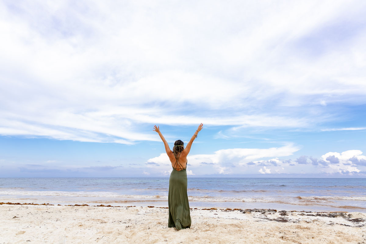 GirlPosesOnBeach