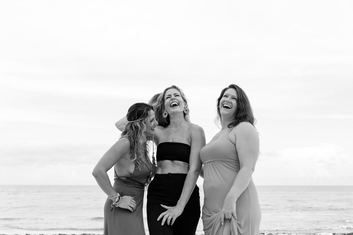 3FriendsLaughOnBeach