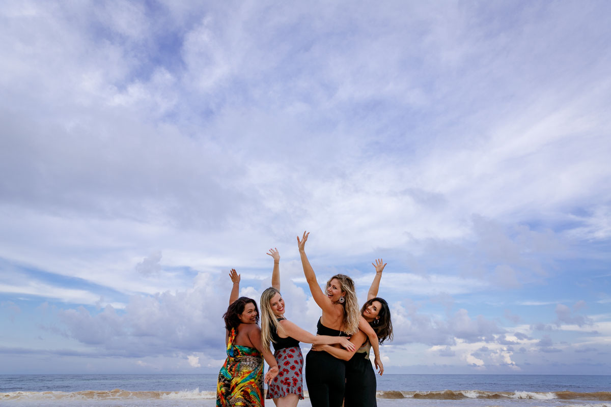 4FriendsPoseOnBeach