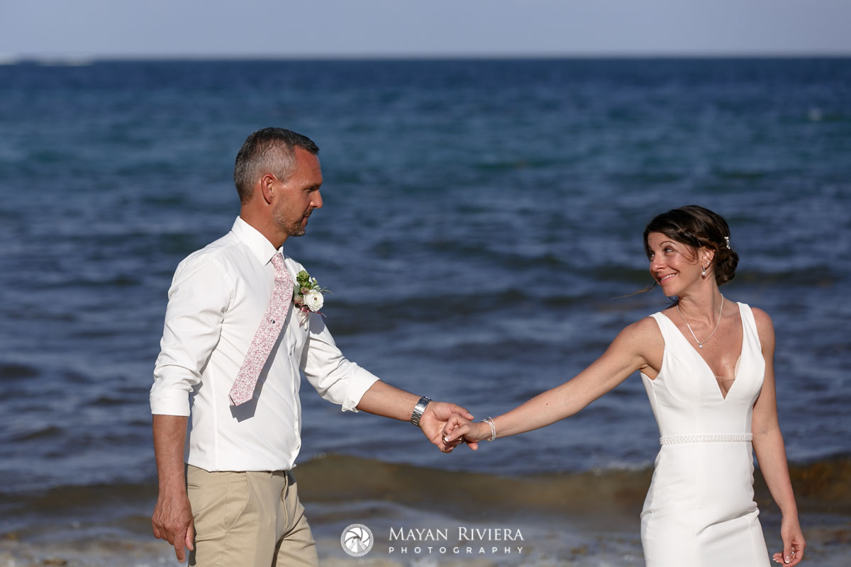 NewlywedsWalkOnBeach