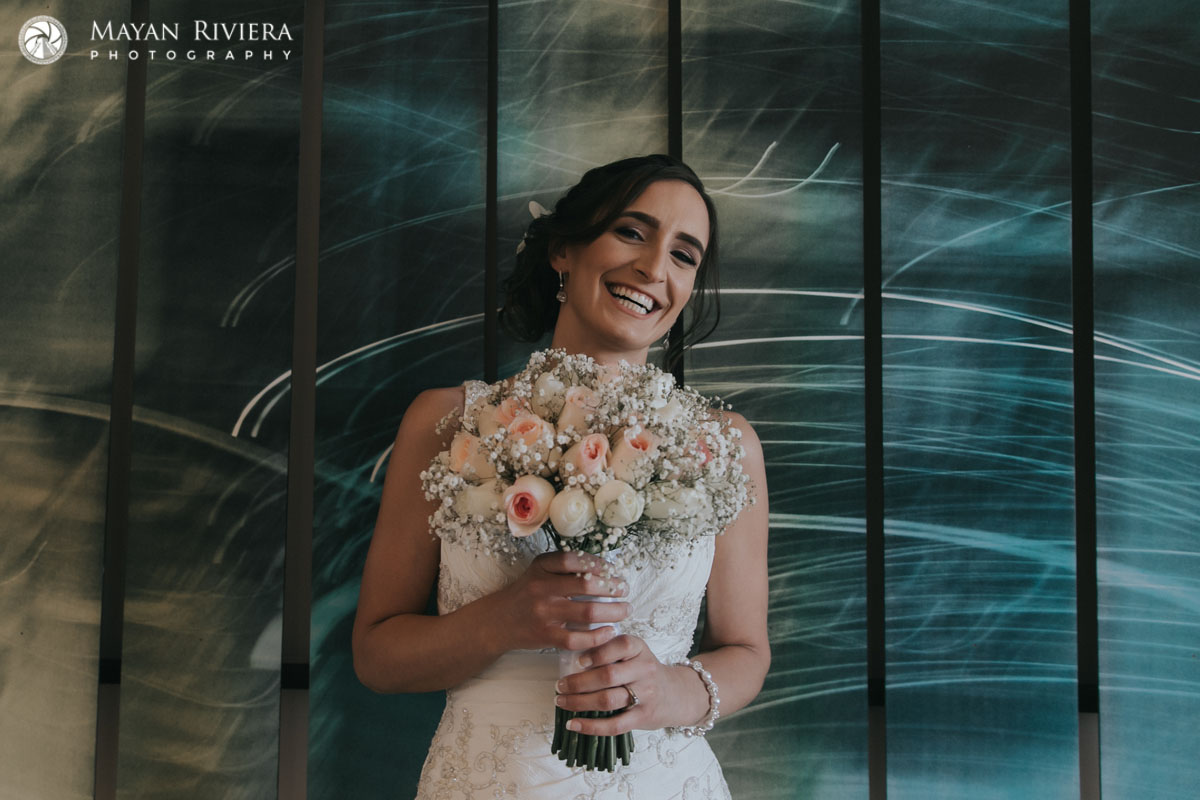 BeautifulBridePosesWithBouquet