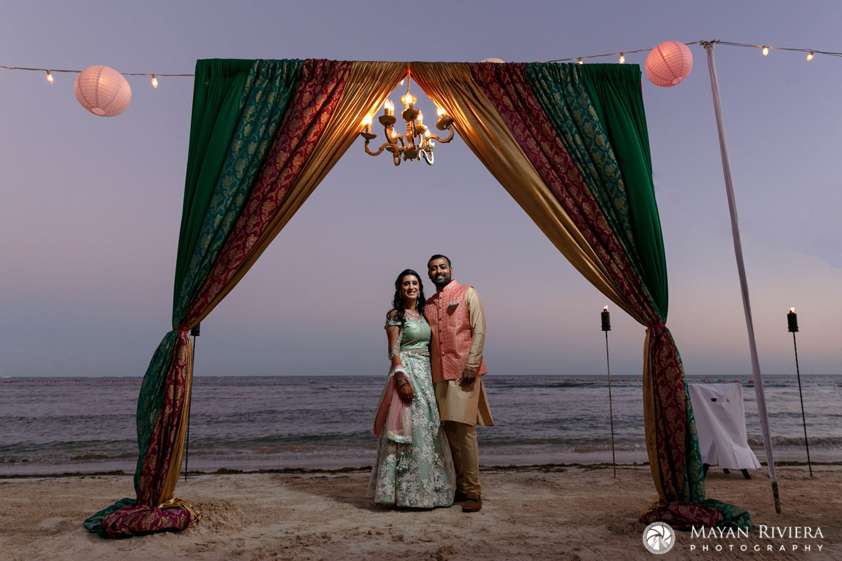 HinduWeddingCouplePosesUnderCurtainArch