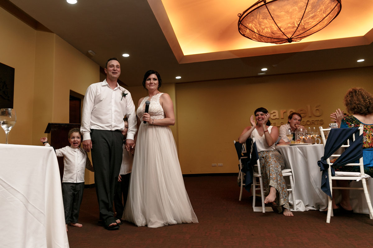 BarceloNewlywedsThankingGuests