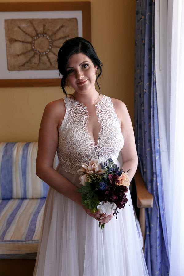 BarceloBridePosingByWindow