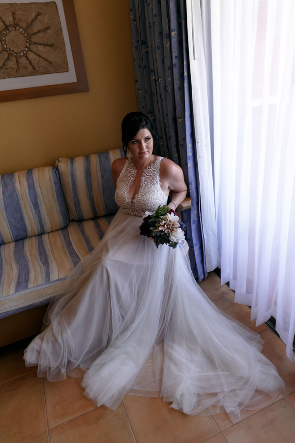 BarceloBridePosingByWindow