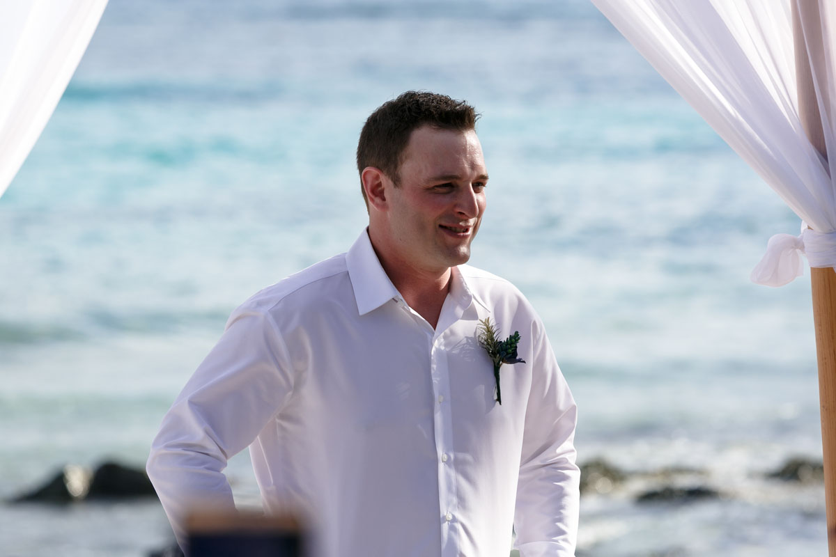 BarceloGroomAwaitsBridesArrival