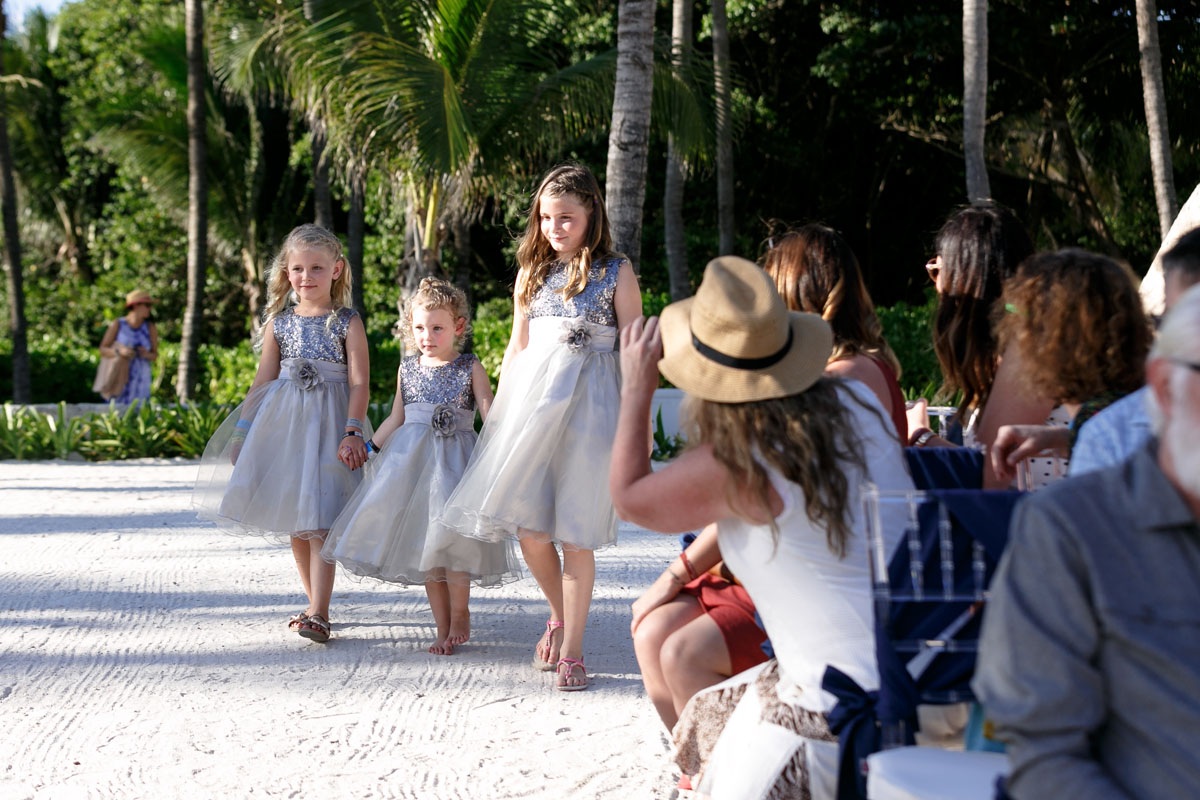 BarceloFlowerGirlsWalkIn