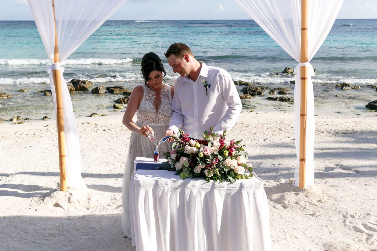 BarceloWeddingCouplePoursSandCeremony