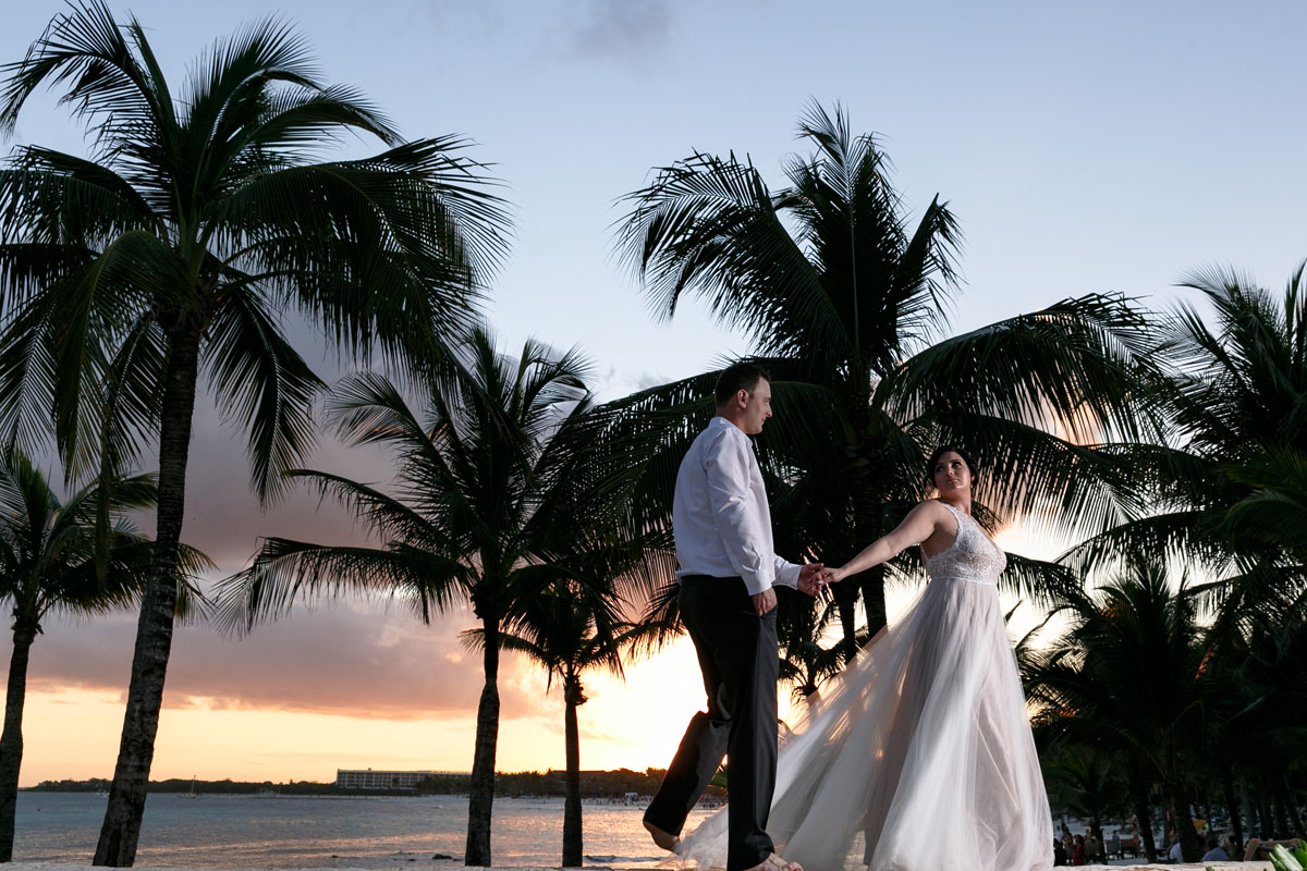 BarceloNewlywedsStrollBeachAtSunset