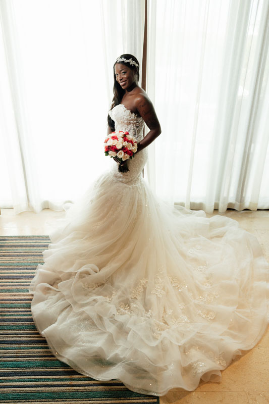 PlayaMujeresBridePosesByWindow