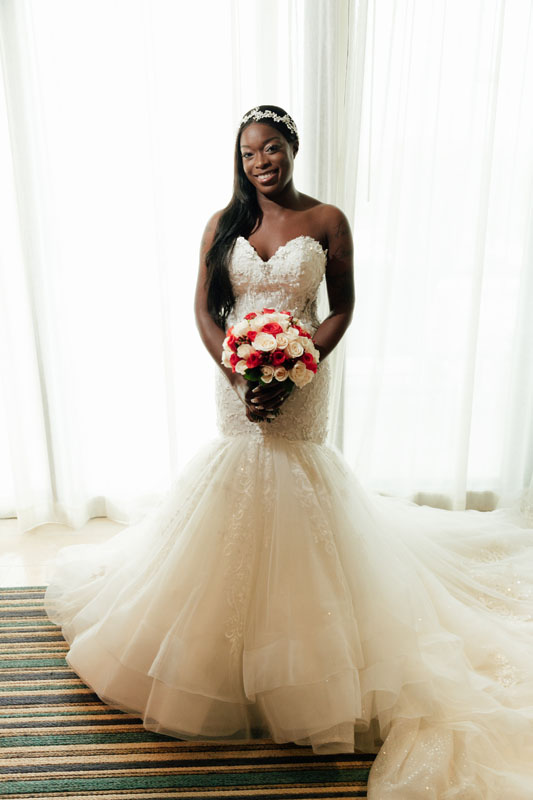 PlayaMujeresBridePosesByWindow