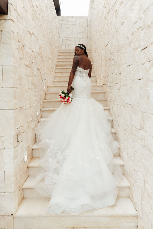 PlayaMujeresBridePosesOnStaircase