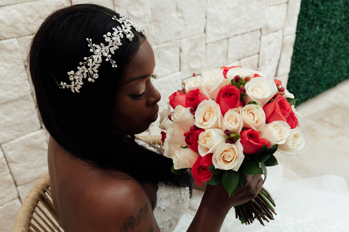 PlayaMujeresBrideHoldsRoseBouquet