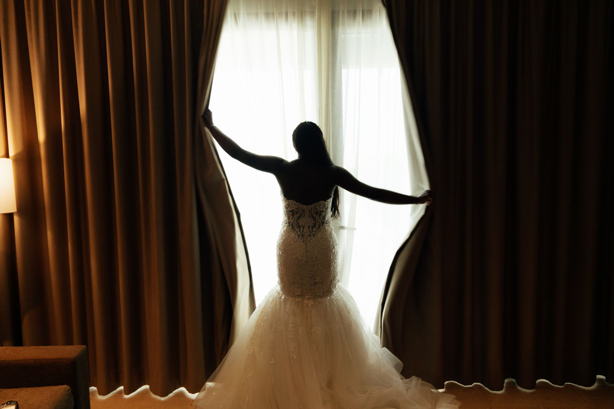 PlayaMujeresBrideTossesOpenCurtains