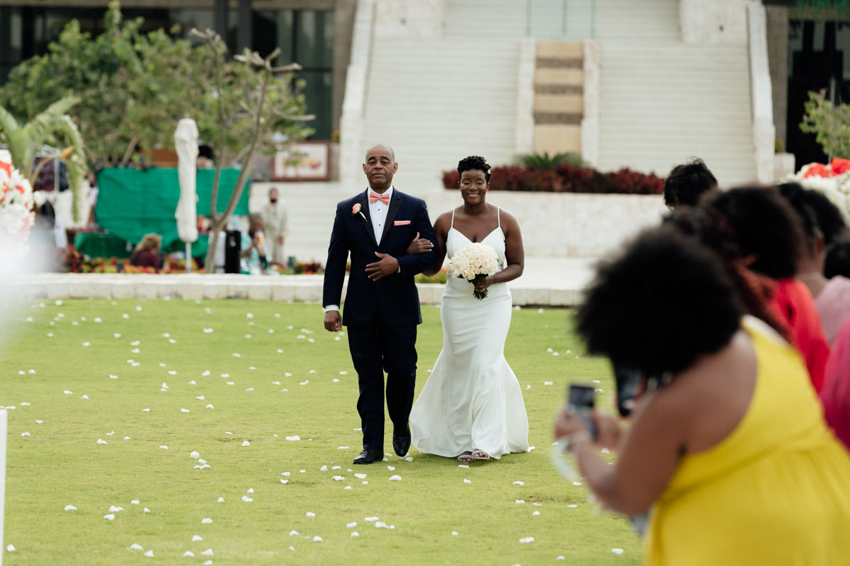 DreamsPlayaMujeresBrideWalksInWithDad