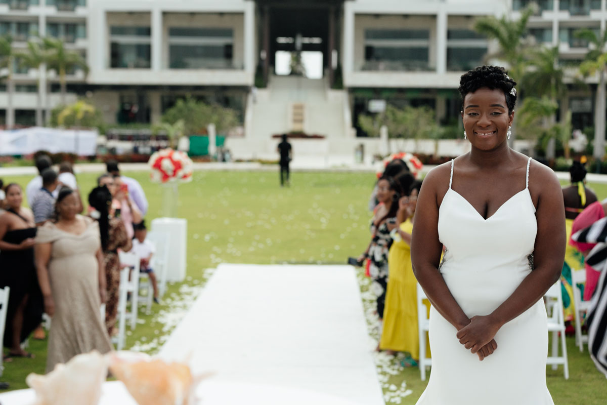 DreamsPlayaMujeresBrideAwaitsHerBridesArrival