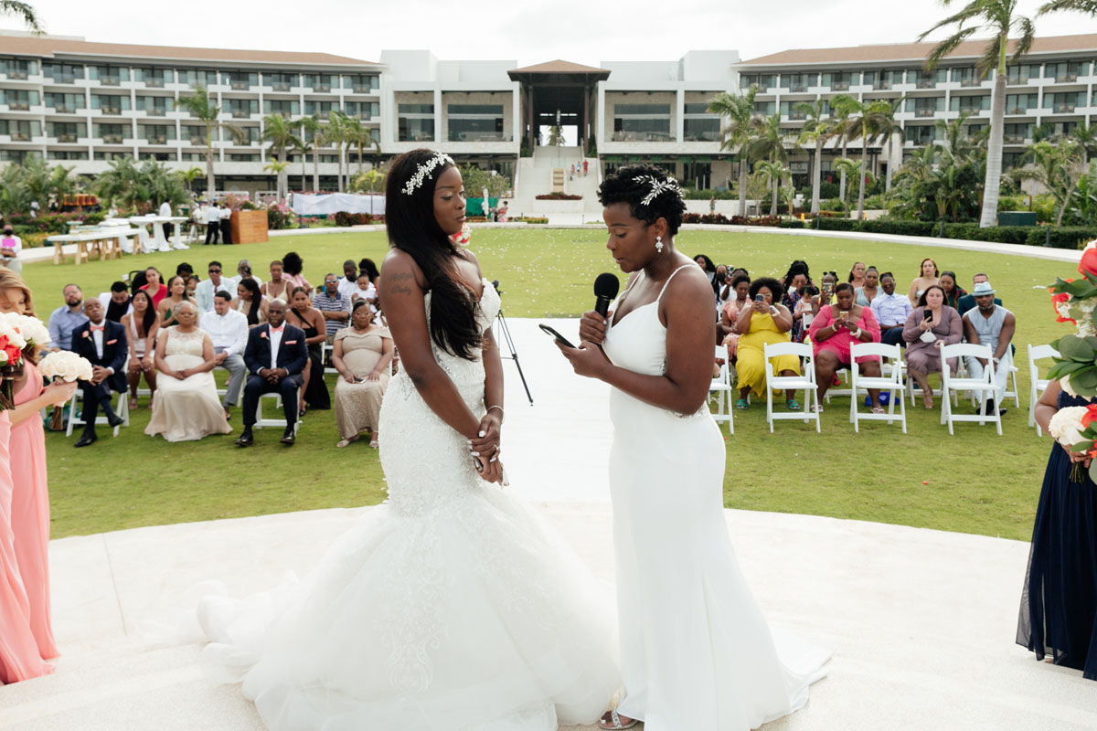 BrideSharingVowsAtCeremony