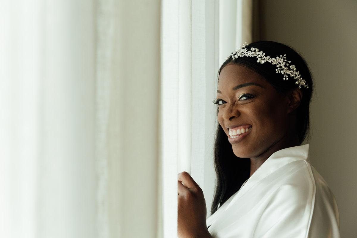 PlayaMujeresBridePosesByWindow