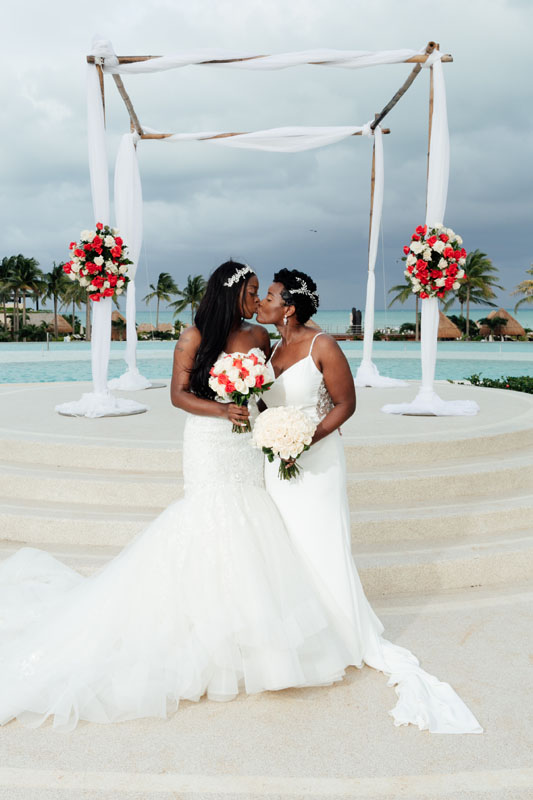 NewlywedsKissOnPodium