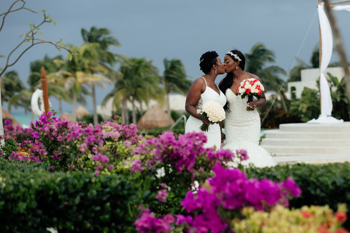 NewlywedsKissInGardens