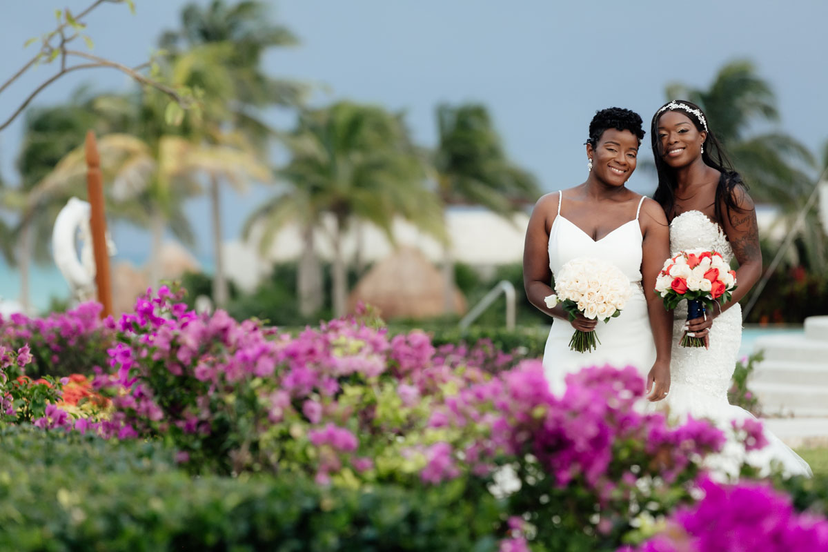 NewlywedsPoseInGardens