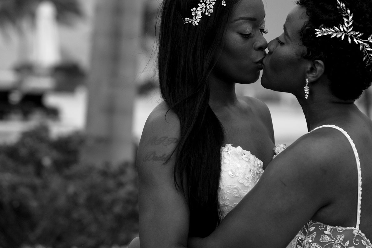 NewlywedsKissInGardens